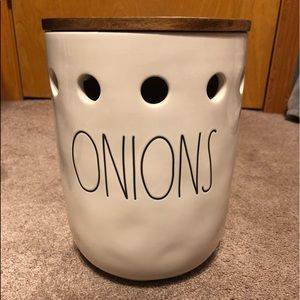 Rae Dunn Onion Container